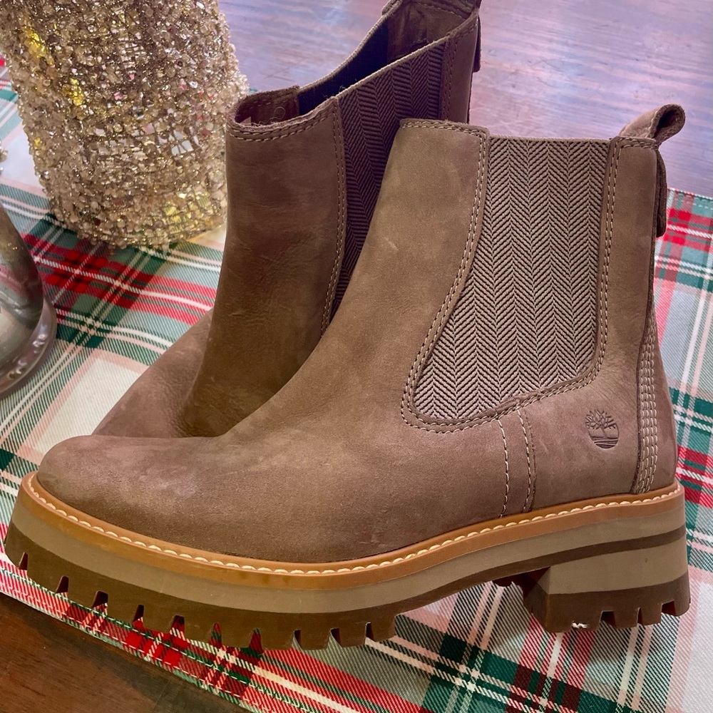 Timberland Women's Courmayeur Valley Chelsea Ankle Boots